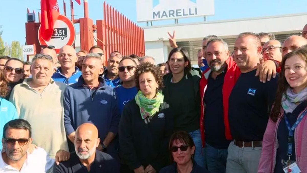 Elly Schlein con gli operai della Magneti Marelli: "Supportiamo la vostra battaglia"