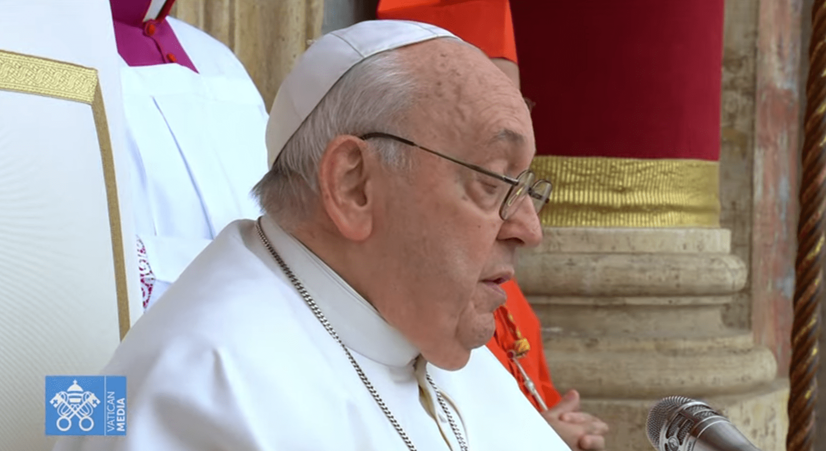 Il Papa chiude i seminari ai gay: "C'è già un'aria di frociaggine in giro che non fa bene"