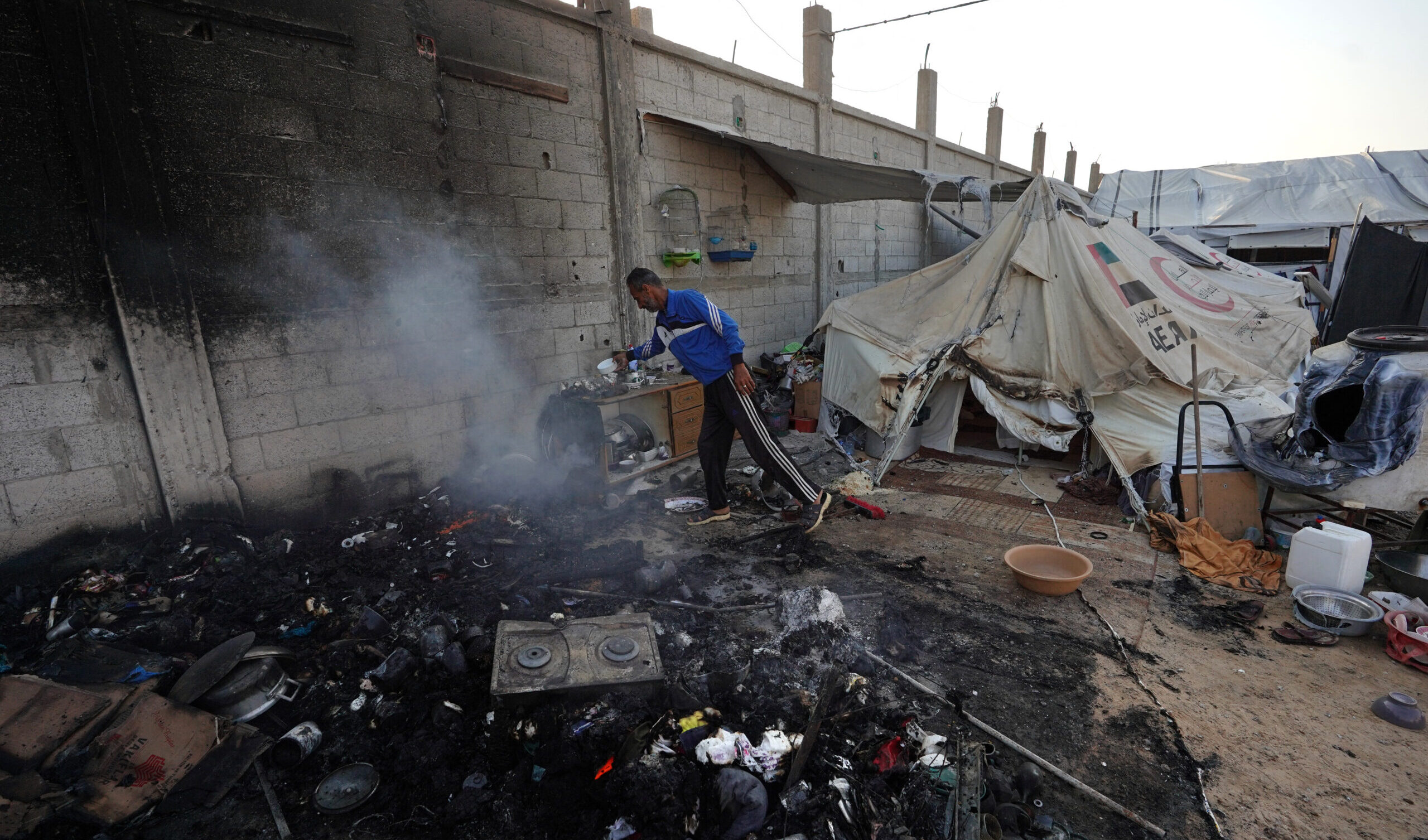 Israele uccide 25 palestinesi rifugiati accanto all'edificio della Croce Rossa: danneggiati gli uffici