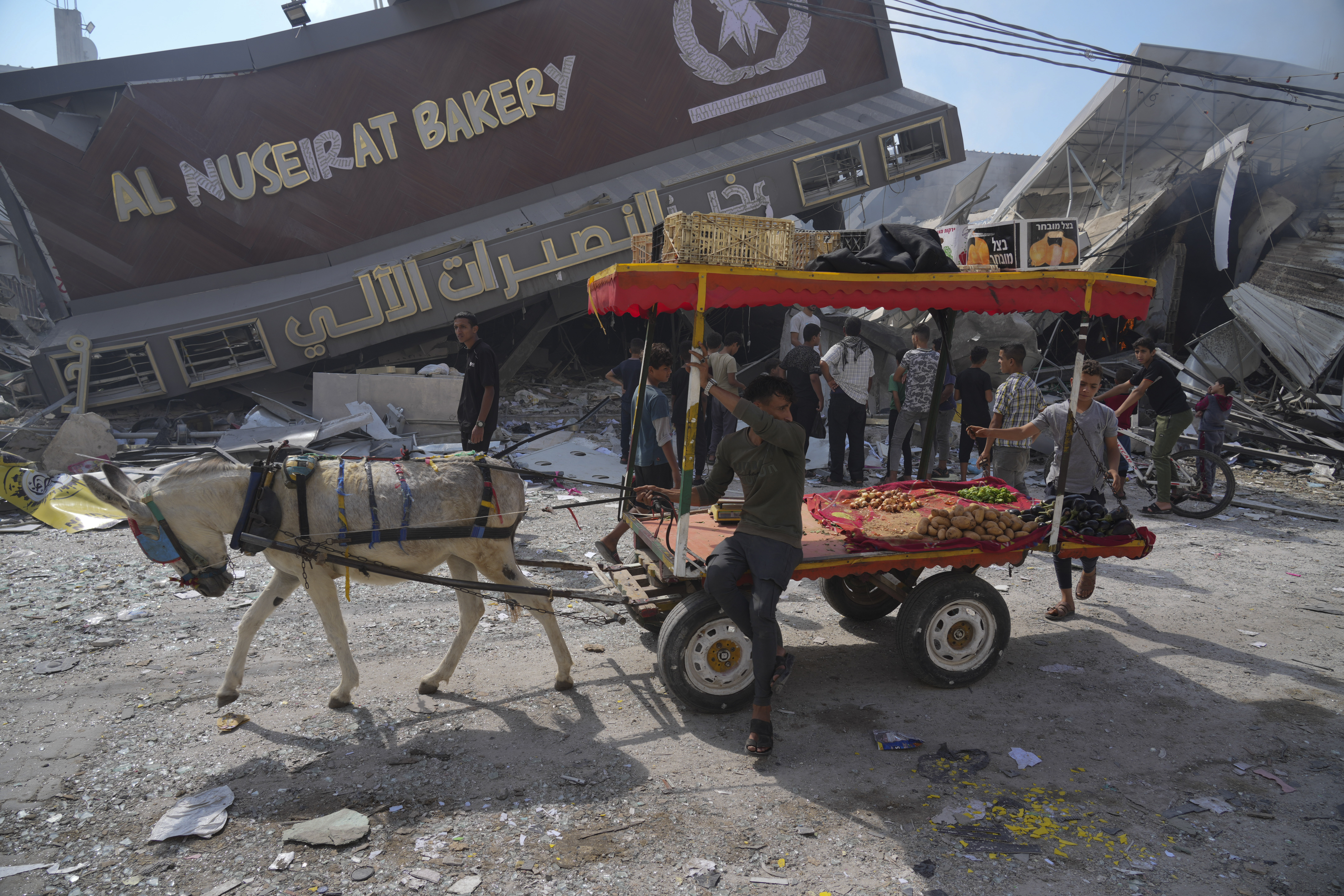 Israele bombarda Rafah da cielo e terra ma Biden non sospende l'invio di armi