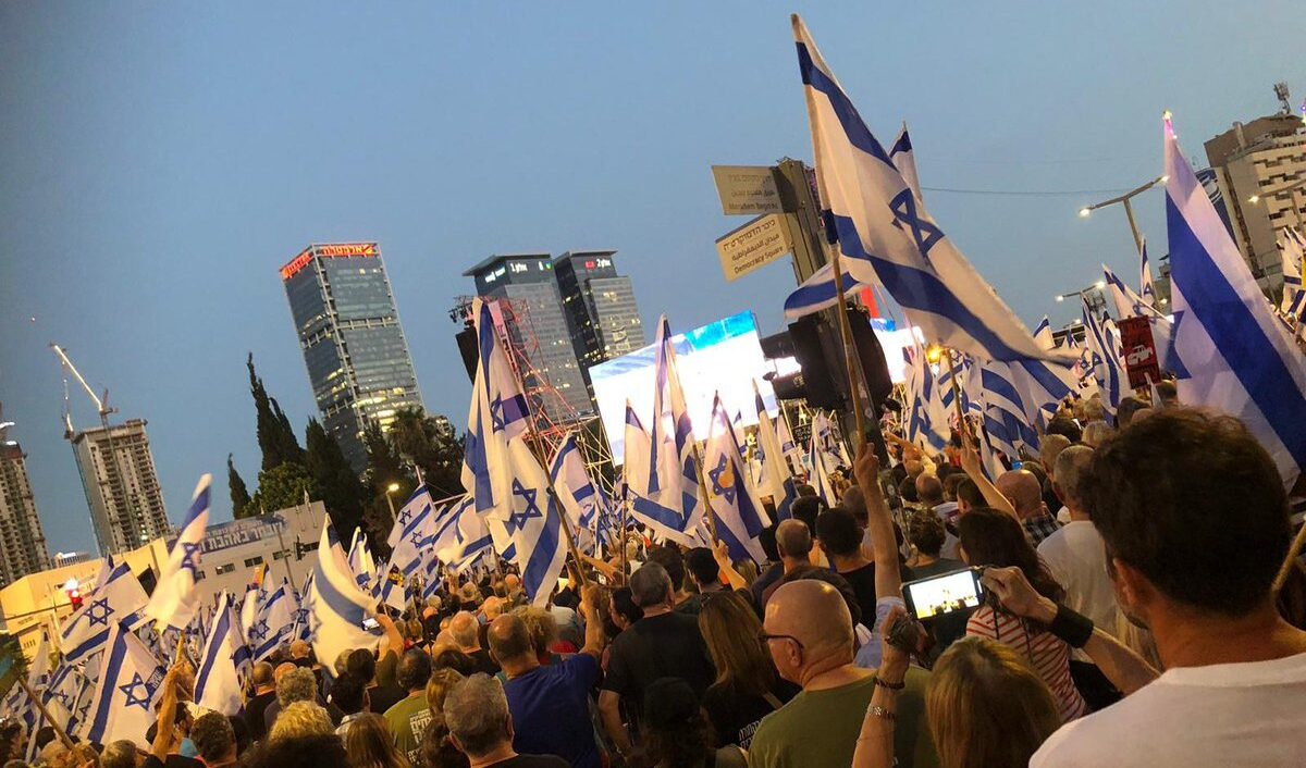 In migliaia a Tel Aviv contro Netanyahu e chiedere nuove elezioni