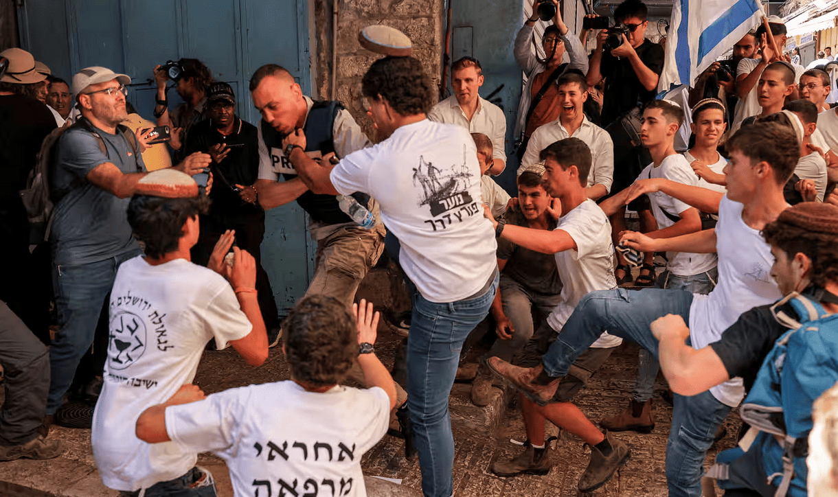 Gerusalemme: l'estrema destra israeliana dà la caccia ai palestinesi al grido di "Morte agli arabi"