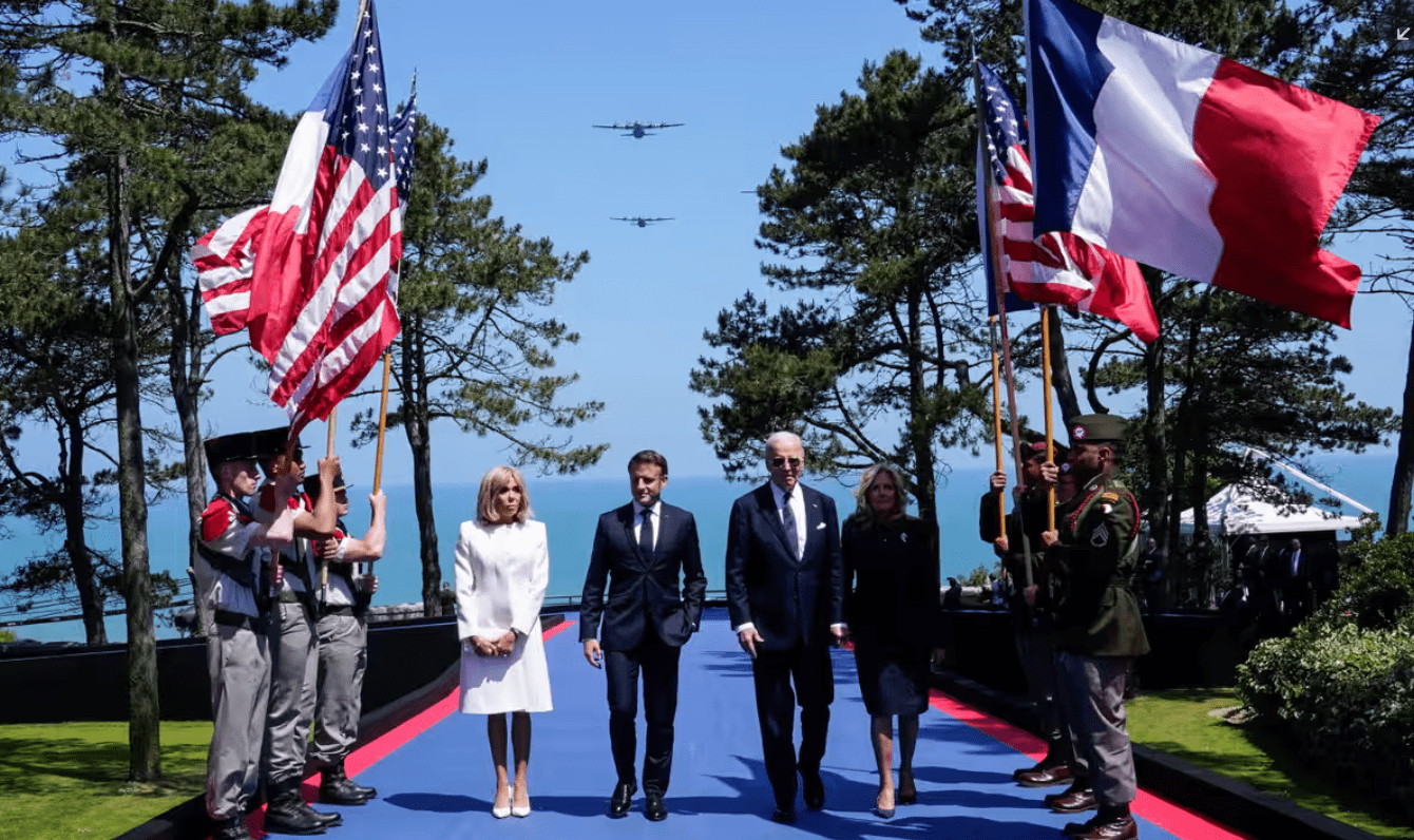 Biden celebra il D-day e allude all'Ucraina: "La lotta tra dittature e libertà è senza fine"