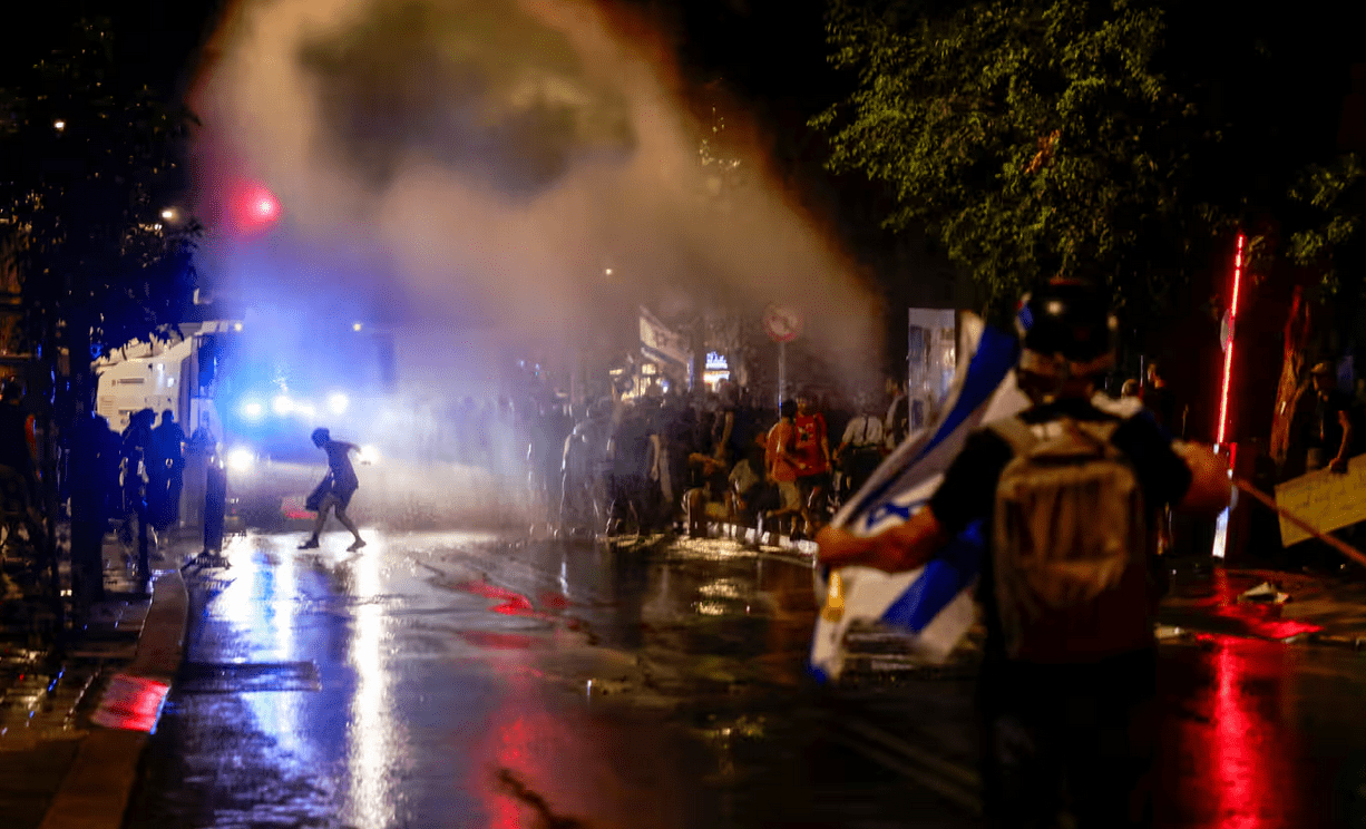 Polizia con il cannone ad acqua contro la manifestazione anti-Netanyahu: un medico rischia di perdere la vista