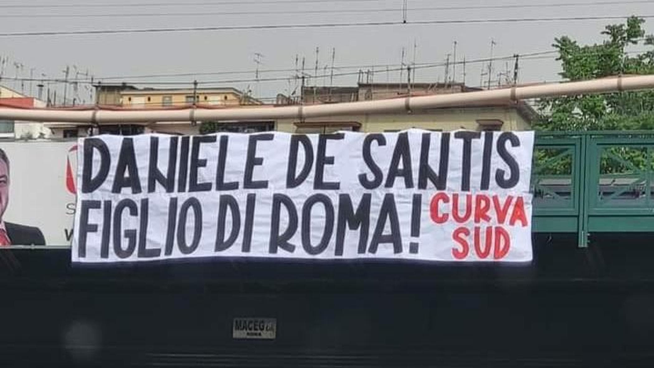Gli Ultras dell'As Roma inneggiano al neofascista Daniele De Santis, che uccise Ciro Esposito nel 2014