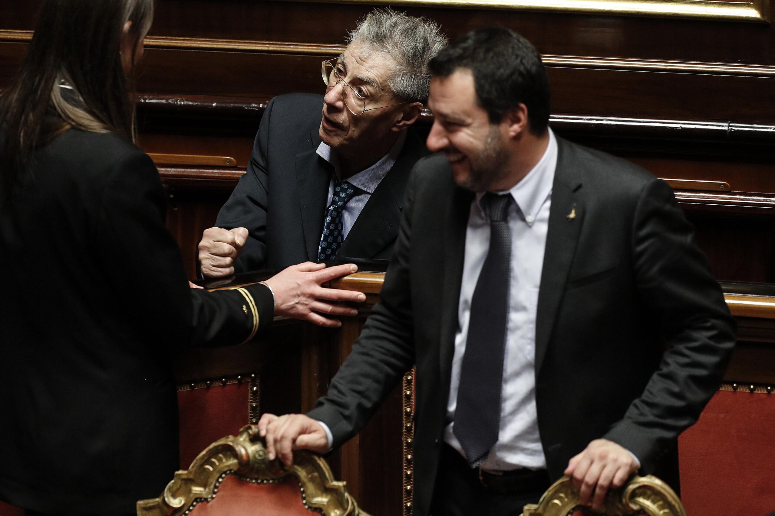 Salvini è accerchiato e attacca Umberto Bossi: "Espulsione dalla Lega? Ai suoi tempi si veniva cacciati per meno..."