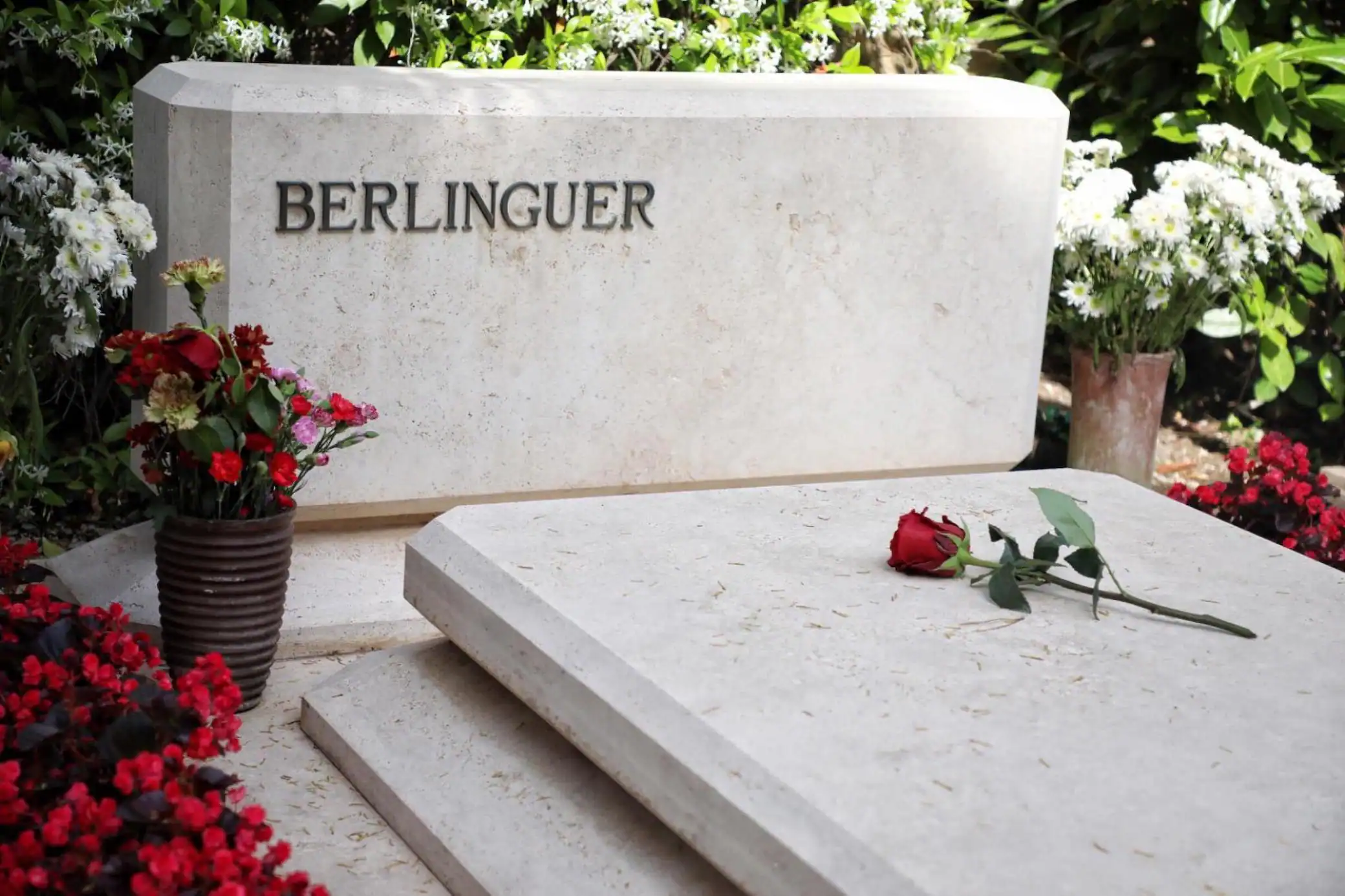 Ennesimo vile atto vandalico contro la tomba di Enrico Berlinguer. I figli: "E' un atto vigliacco e politico"