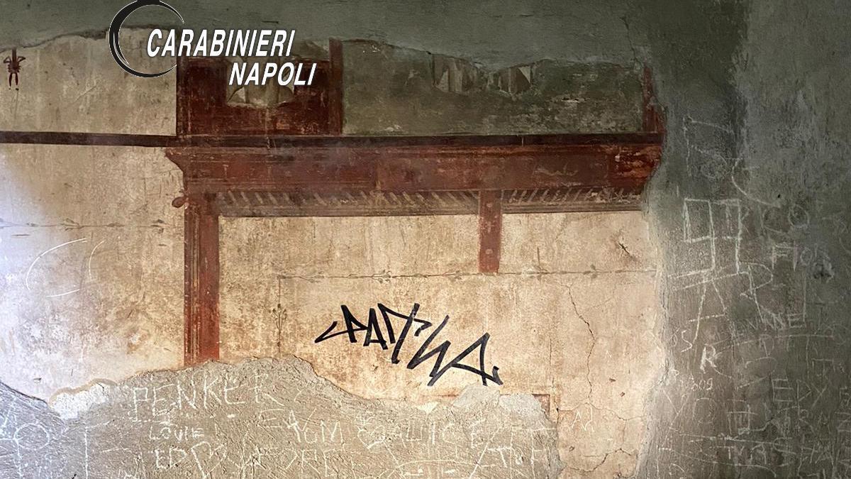 Ercolano, un turista olandese 'firma' le pareti di una domus romana con un pennarello indelebile: denunciato