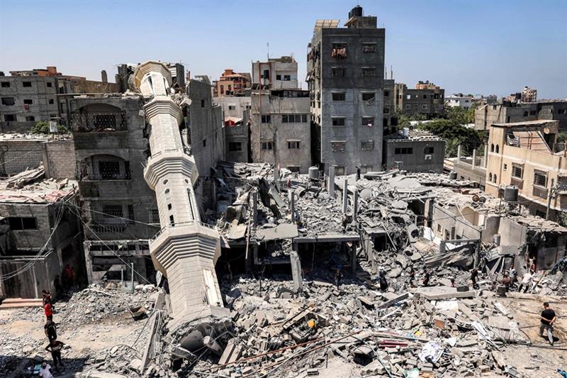 Dozzine di palestinesi uccisi nei raid israeliani a Gaza: tra loro un giornalista con moglie e due bambine