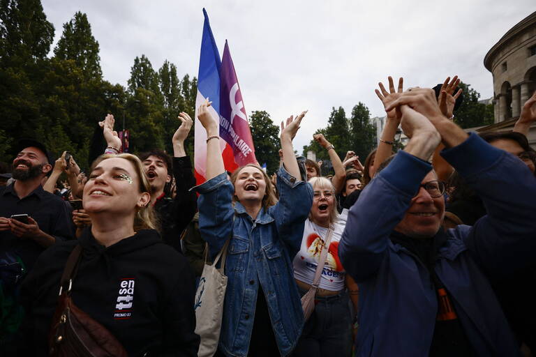  Melenchon esulta: "Ora il Nuovo Fronte popolare deve governare, Macron ci dia l'incarico"