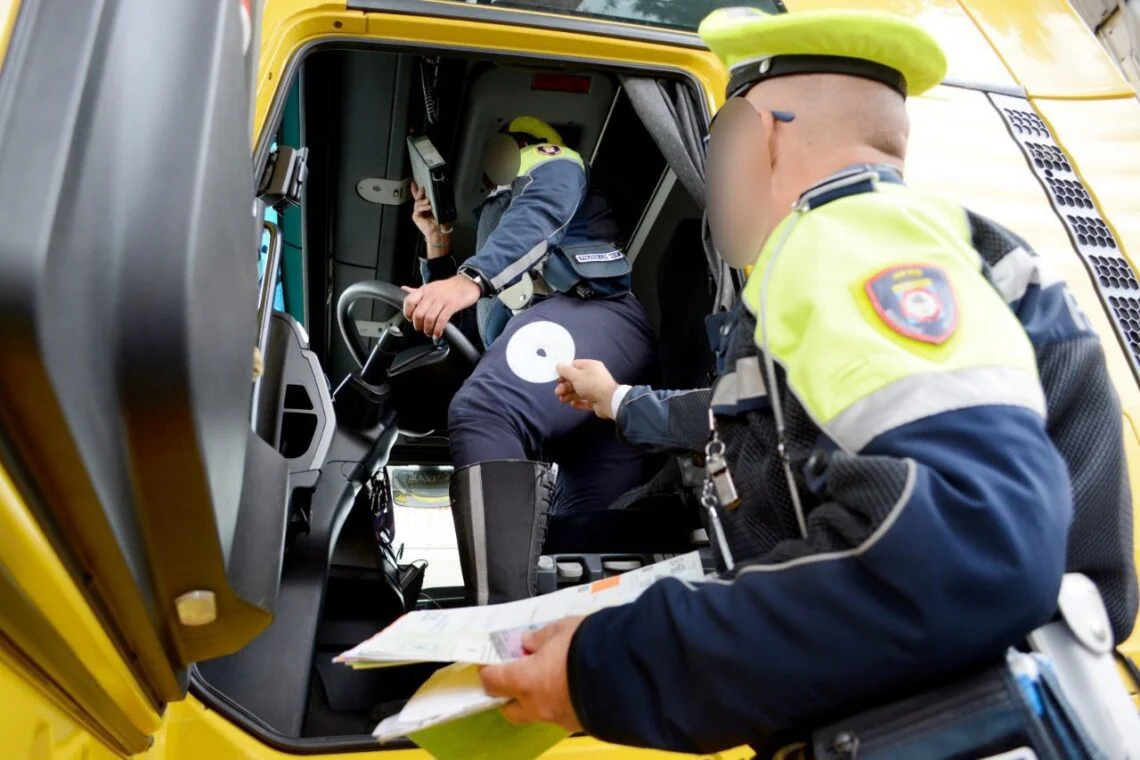 Un camionista ha guidato per oltre 17 ore, per l'uomo multa da 15mila euro: "Pericolo per lui e per gli altri"