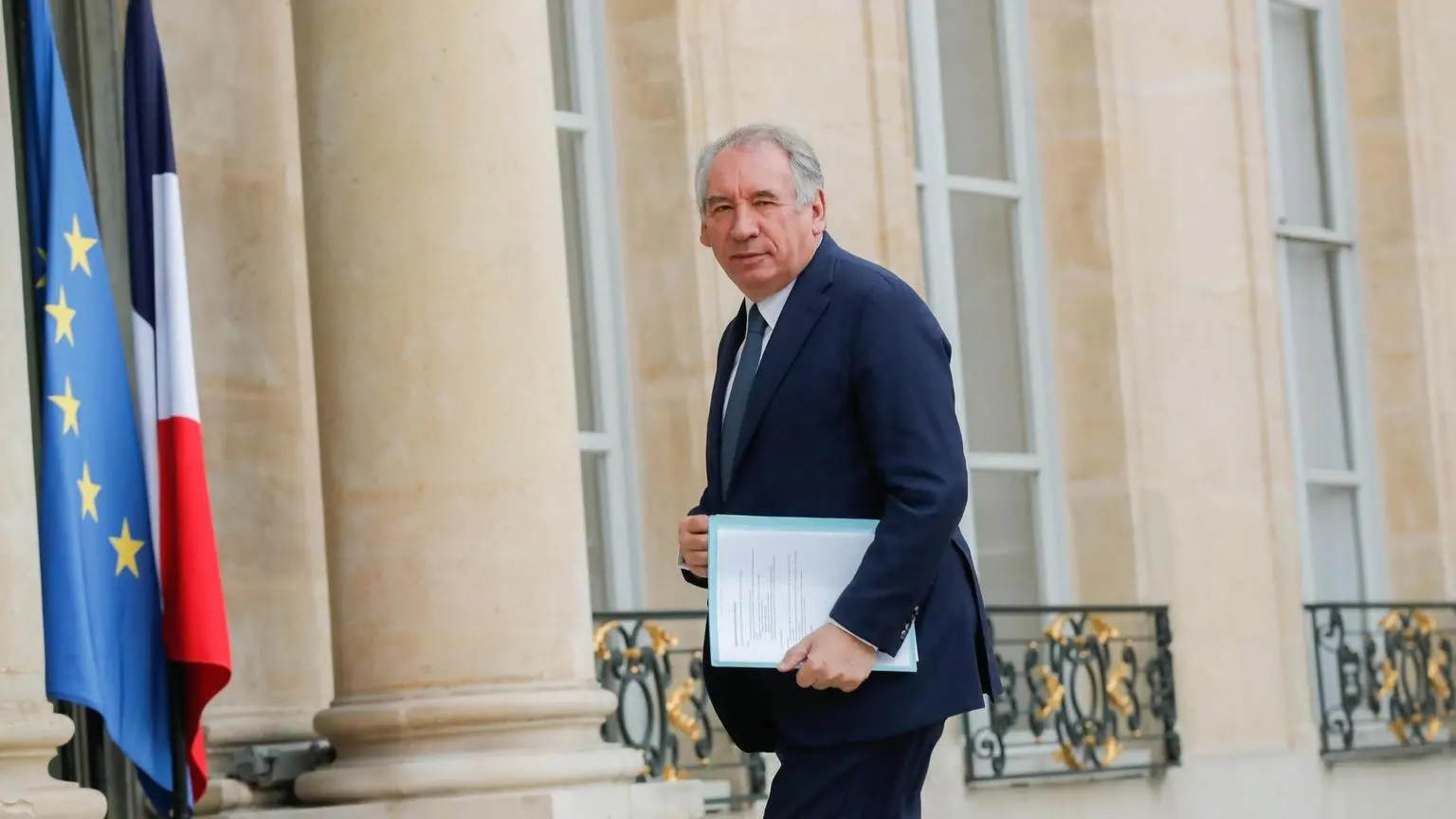Francia, il centrista Bayrou propone l'ammucchiata: "Tutti insieme senza Melenchon e Le Pen"