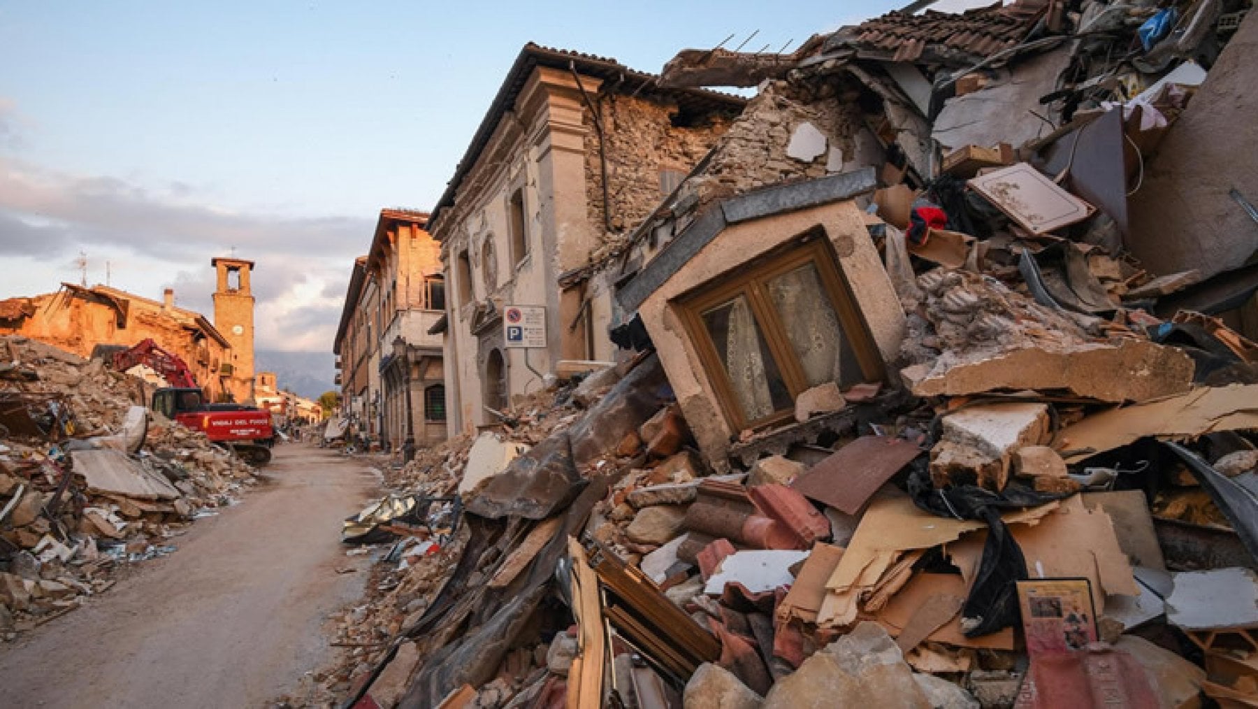 Lo sportello degli addii: quattro mesi nel ventre del terremoto