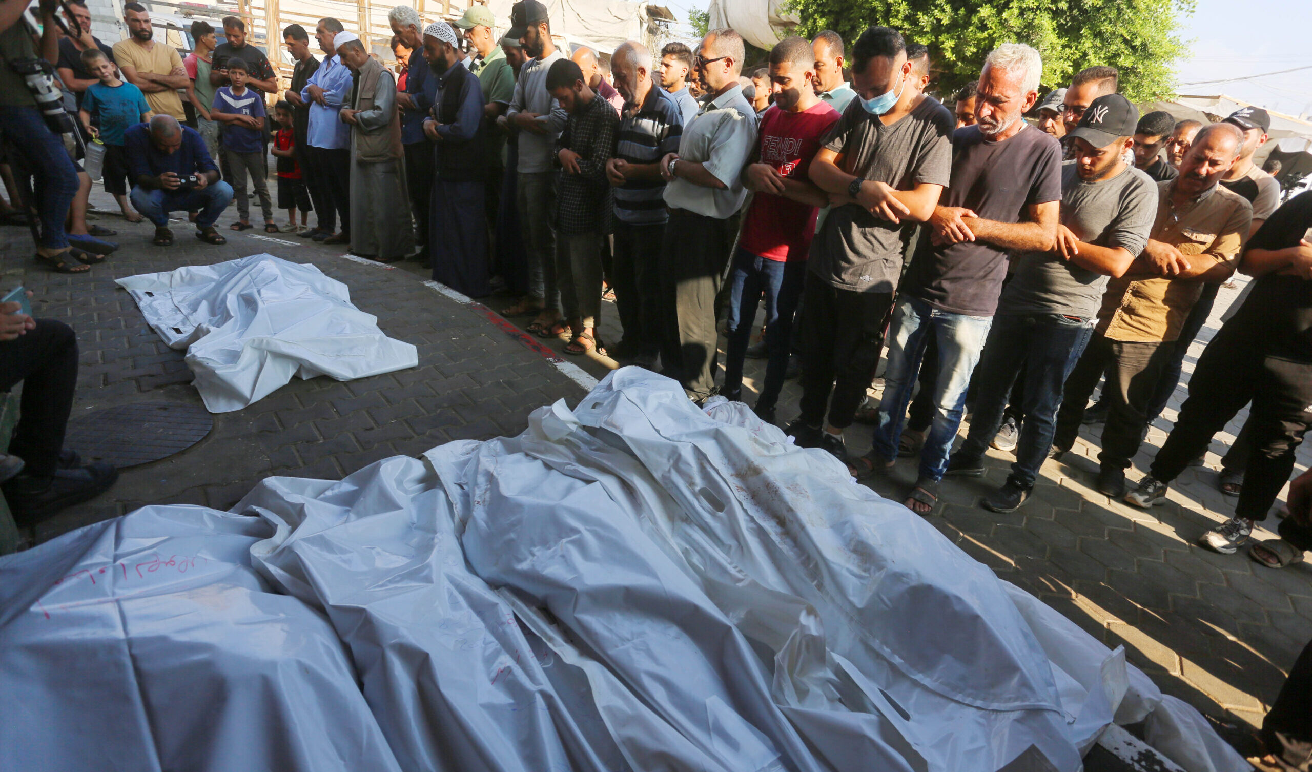 Gaza, Israele bombarda una scuola piena di sfollati: "Dieci palestinesi uccisi"