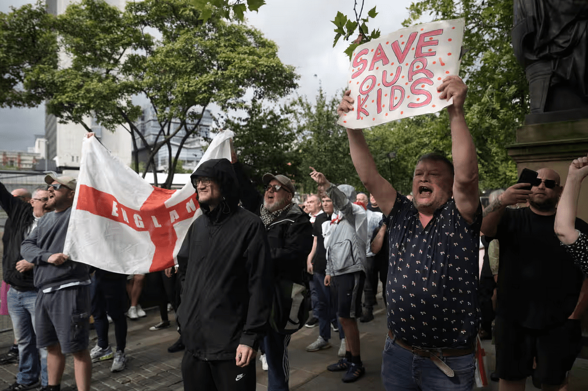 Rivolta dell'estrema destra razzista: 10 persone arrestate a Sunderland