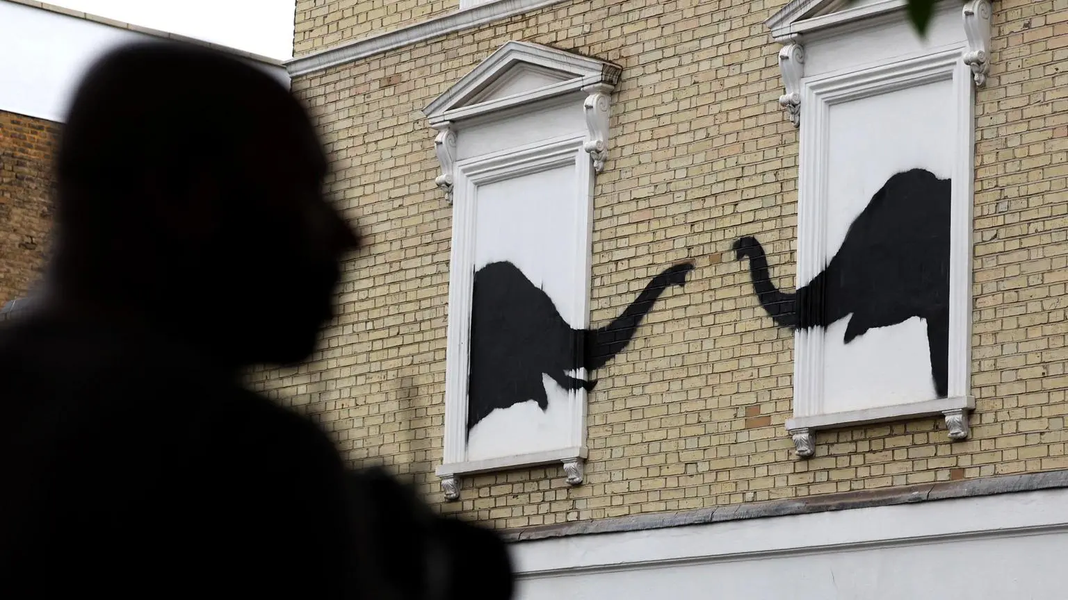 Un nuovo Banksy spunta tra le finestre di Chelsea