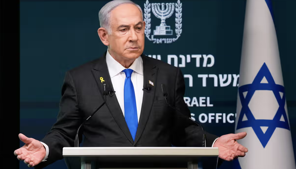 Mentre Israele esplode di rabbia, Netanyahu fa finta di nulla, mente e condanna a morte gli ostaggi