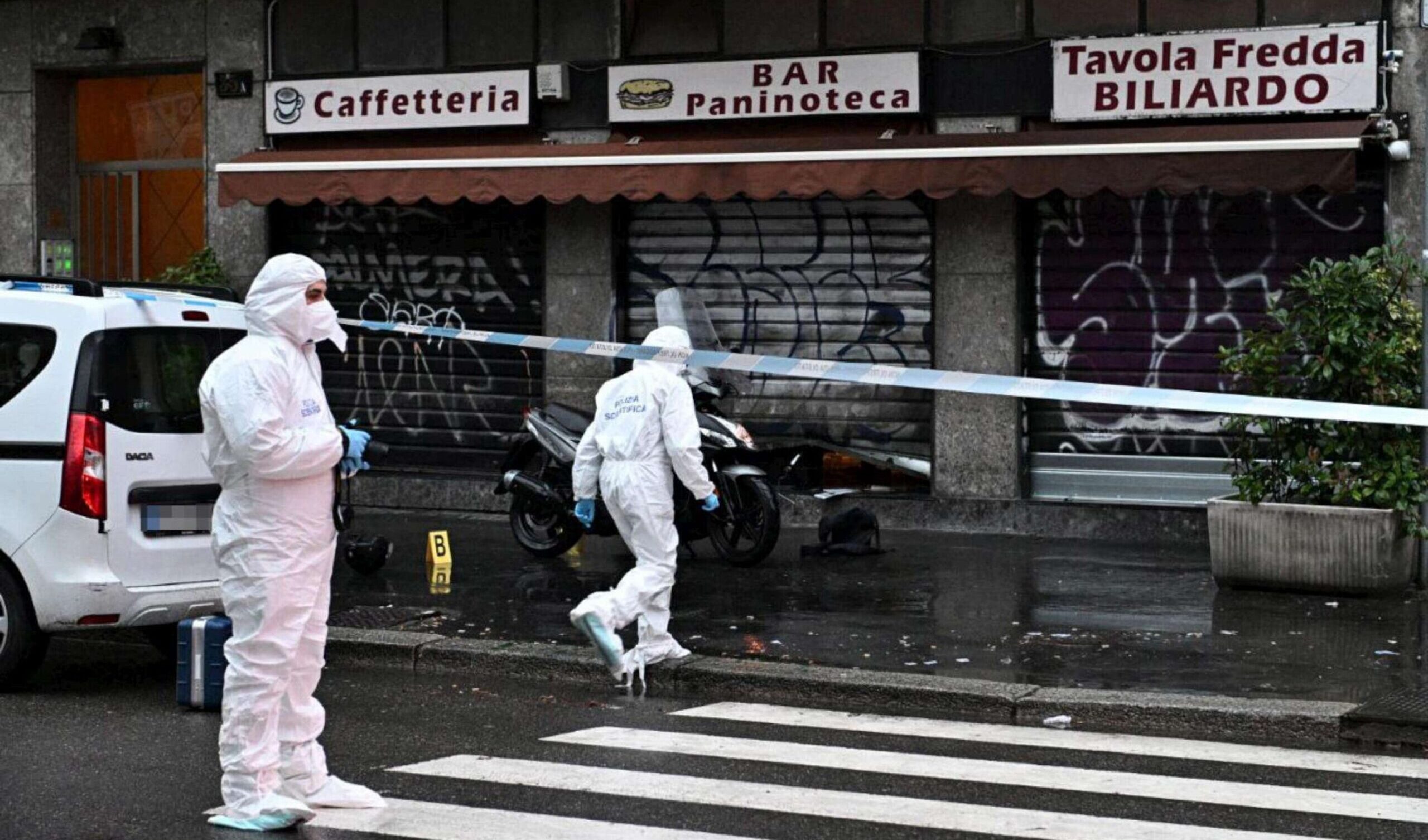 Tenta di rapinare un bar, il proprietario lo insegue e lo uccide a colpi di forbici