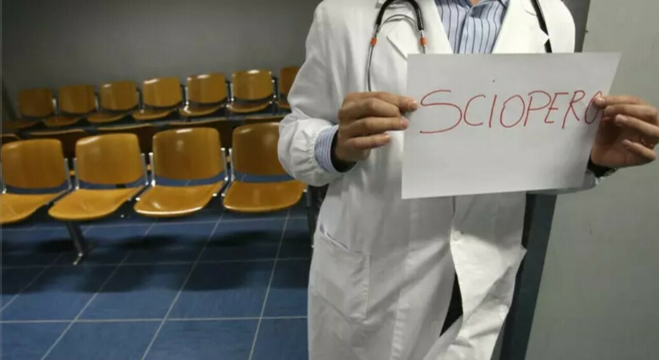 Medici e infermieri scioperano contro la manovra del governo: la minaccia delle dimissioni di massa