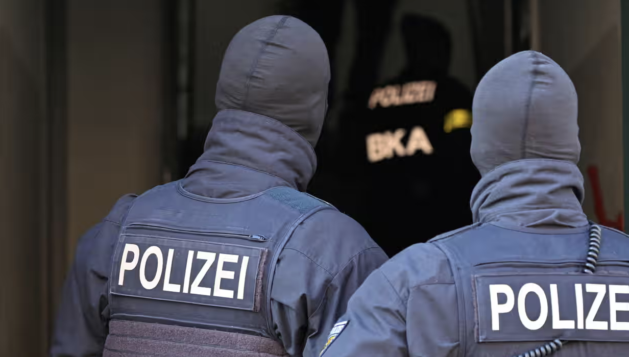 Germania: arrestati otto terroristi che progettavano un regime neo-nazista con l'obiettivo della 'pulizia etnica'