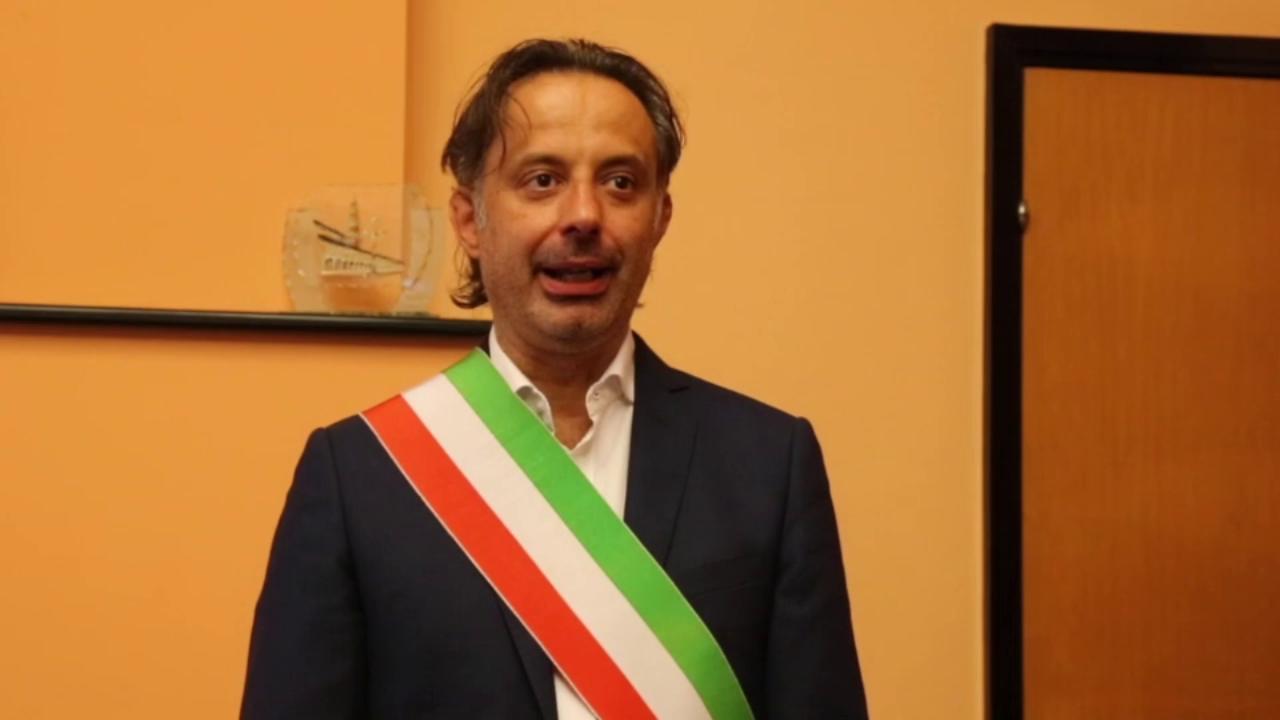 Arrestato per corruzione il sindaco leghista di Vigevano: Salvini lo difende