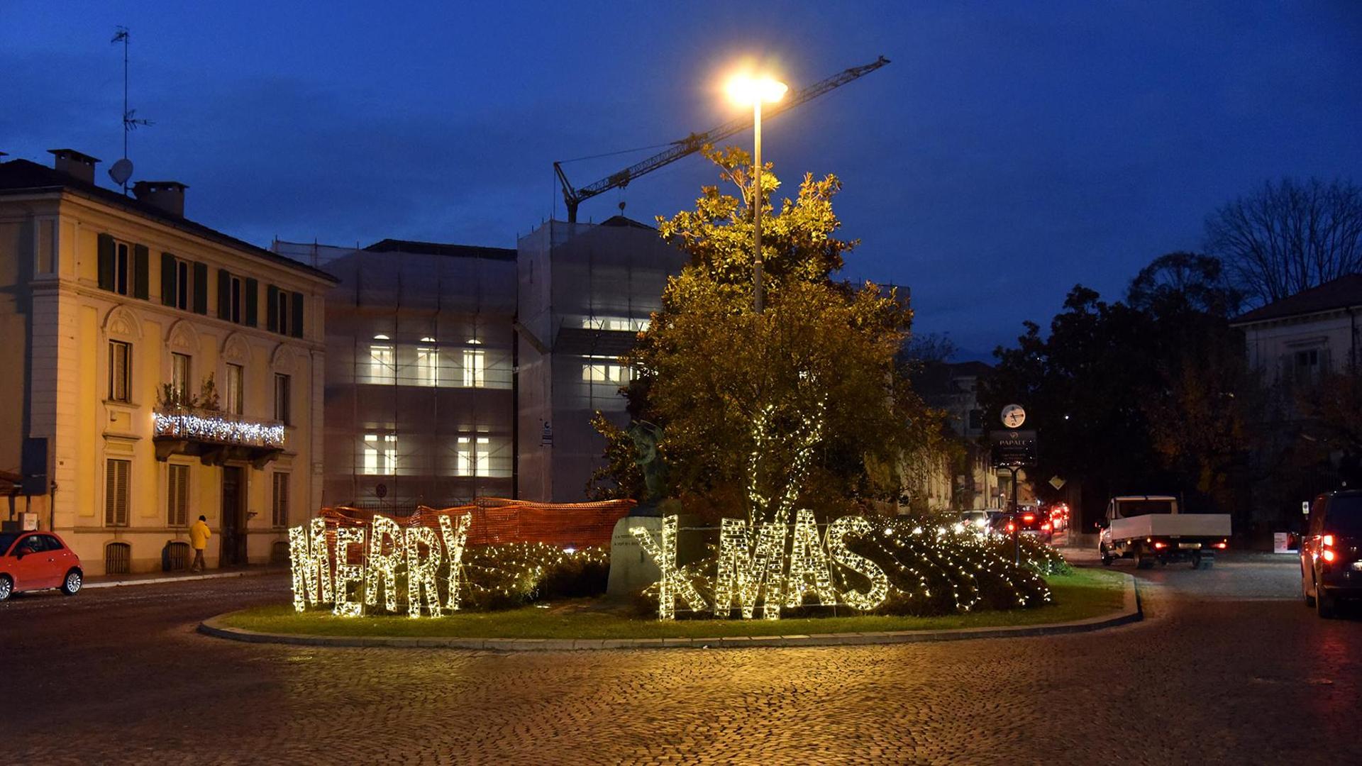 A Biella le luci di Natale con scritto "Merry X Mas" davanti alla villa che fu sede di torture naziste: polemica