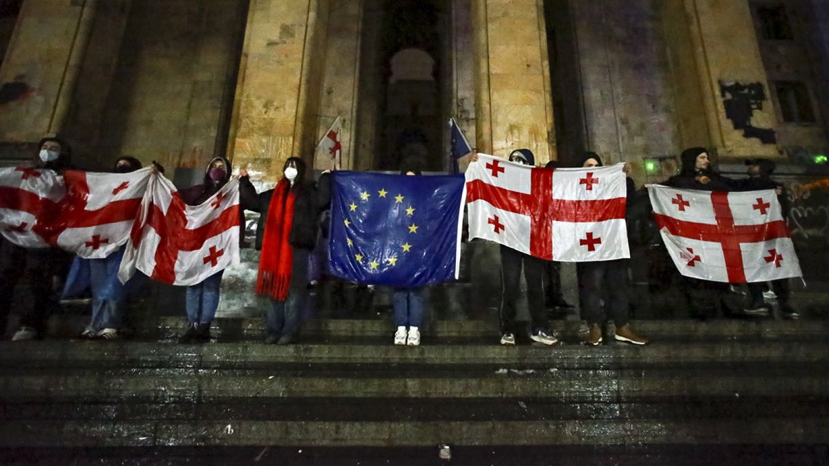 Il governo georgiano ordina raid contro l'opposizione: arresti e aggressioni contro i dirigenti politici.