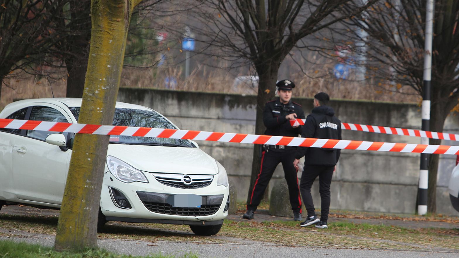 Giovane accoltellata dall'ex: lui era già ai domiciliari per averla aggredita con l'acido