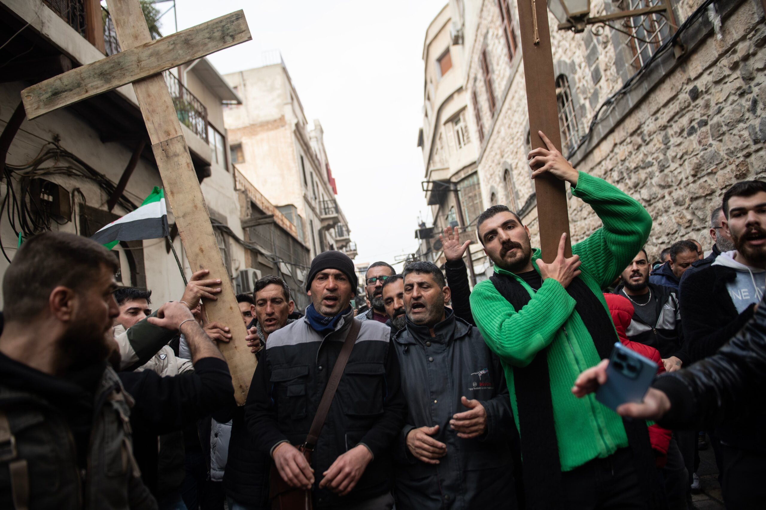 Siria, rabbia e proteste dei cristiani per l'albero di Natale dato alle fiamme a Hama