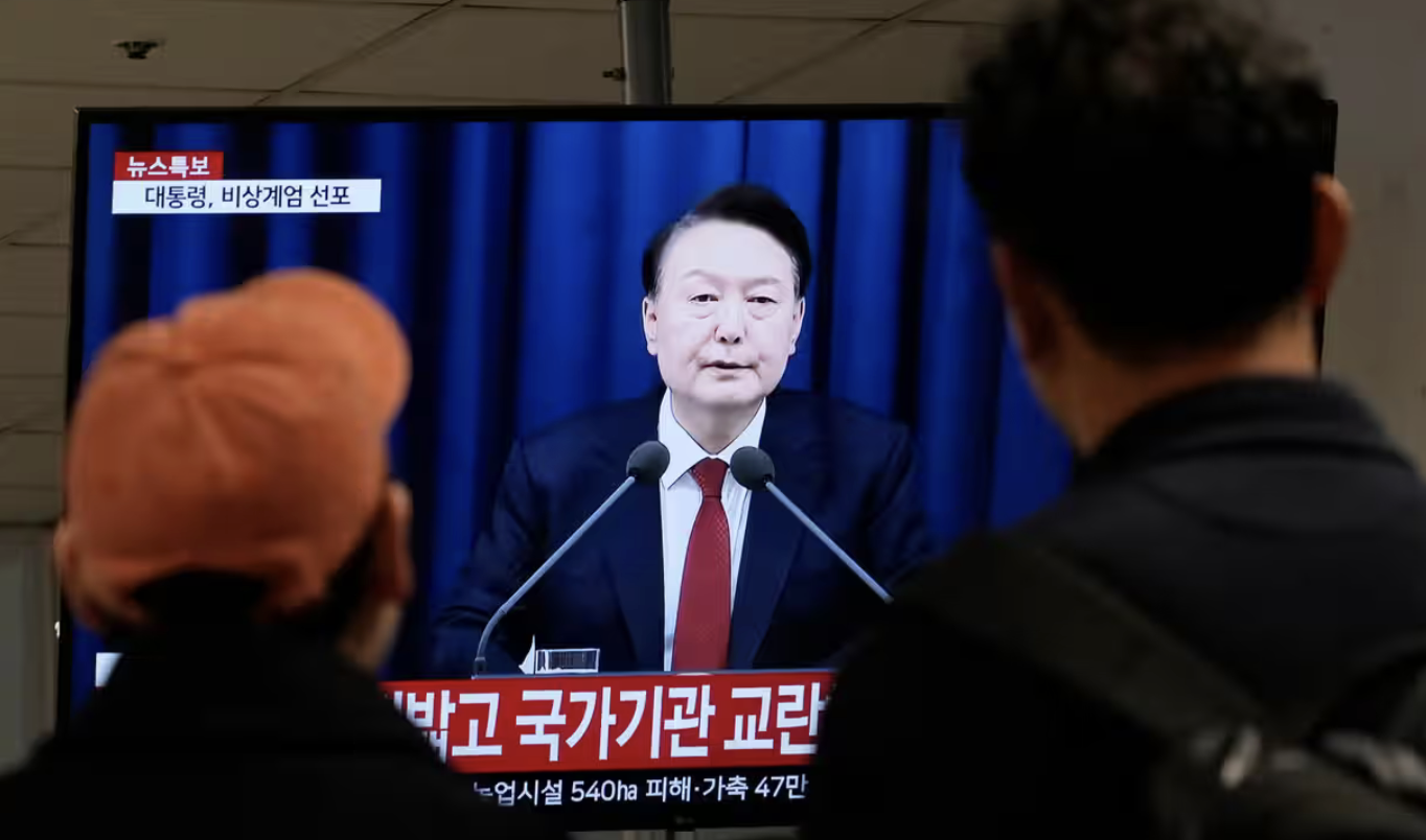 Il presidente sudcoreano Yoon Suk Yeol dichiara la legge marziale: sospese le attività del parlamento