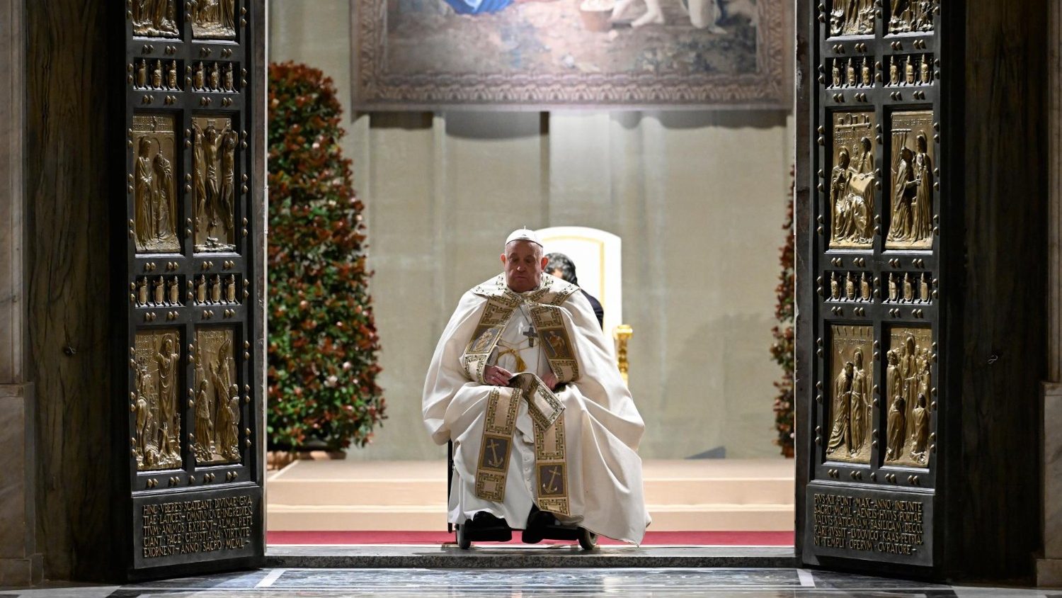 Papa Francesco apre l'anno santo nel segno della speranza e invocando la pace