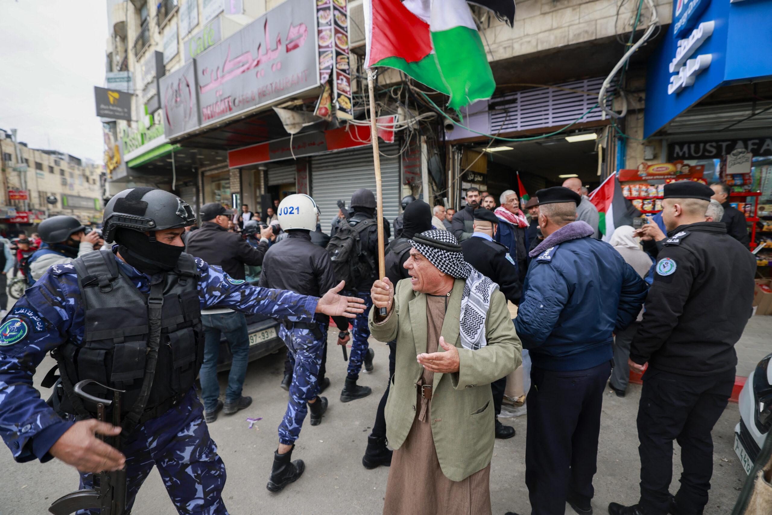 L'Autorità Palestinese chiude l'ufficio di Al Jazeera in Cisgiordania, Bargouthi: "Un grave errore"