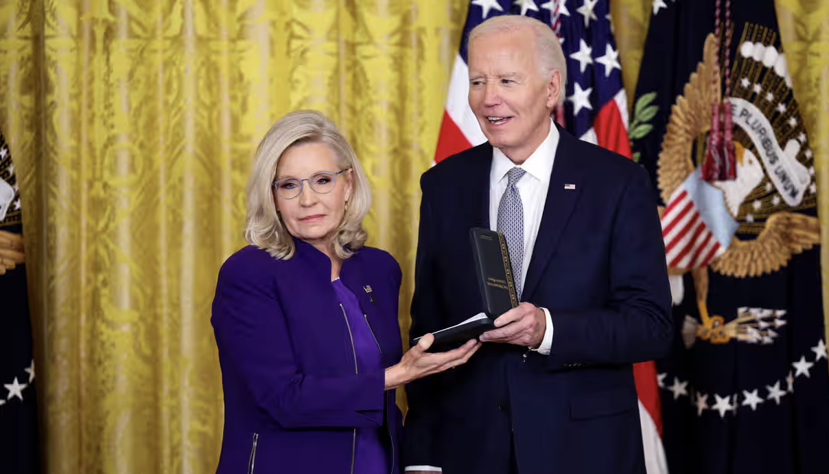 Biden onora con la Presidential Citizens Medal la repubblicana anti-Trump Liz Cheney