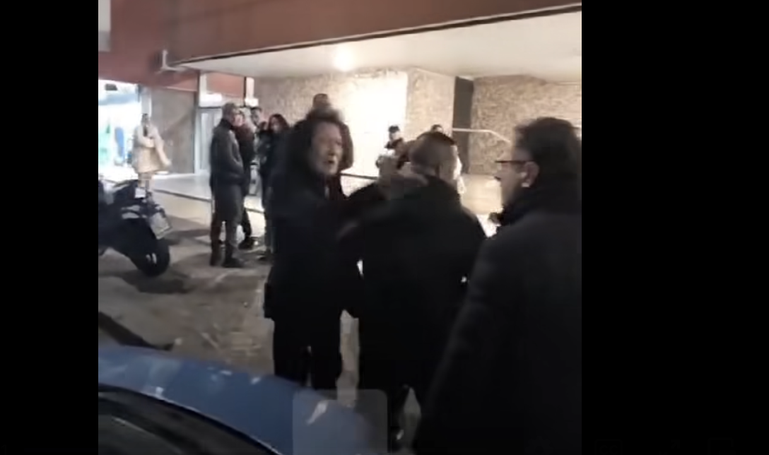 Parcheggia sulle strisce e alle proteste replica: "Sono la figlia di James Senese". Il video diventa virale