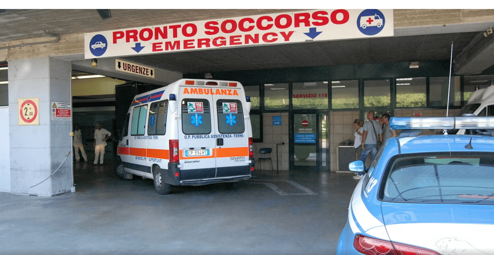 Donna accoltellata dal marito nel parcheggio di un supermercato: è grave