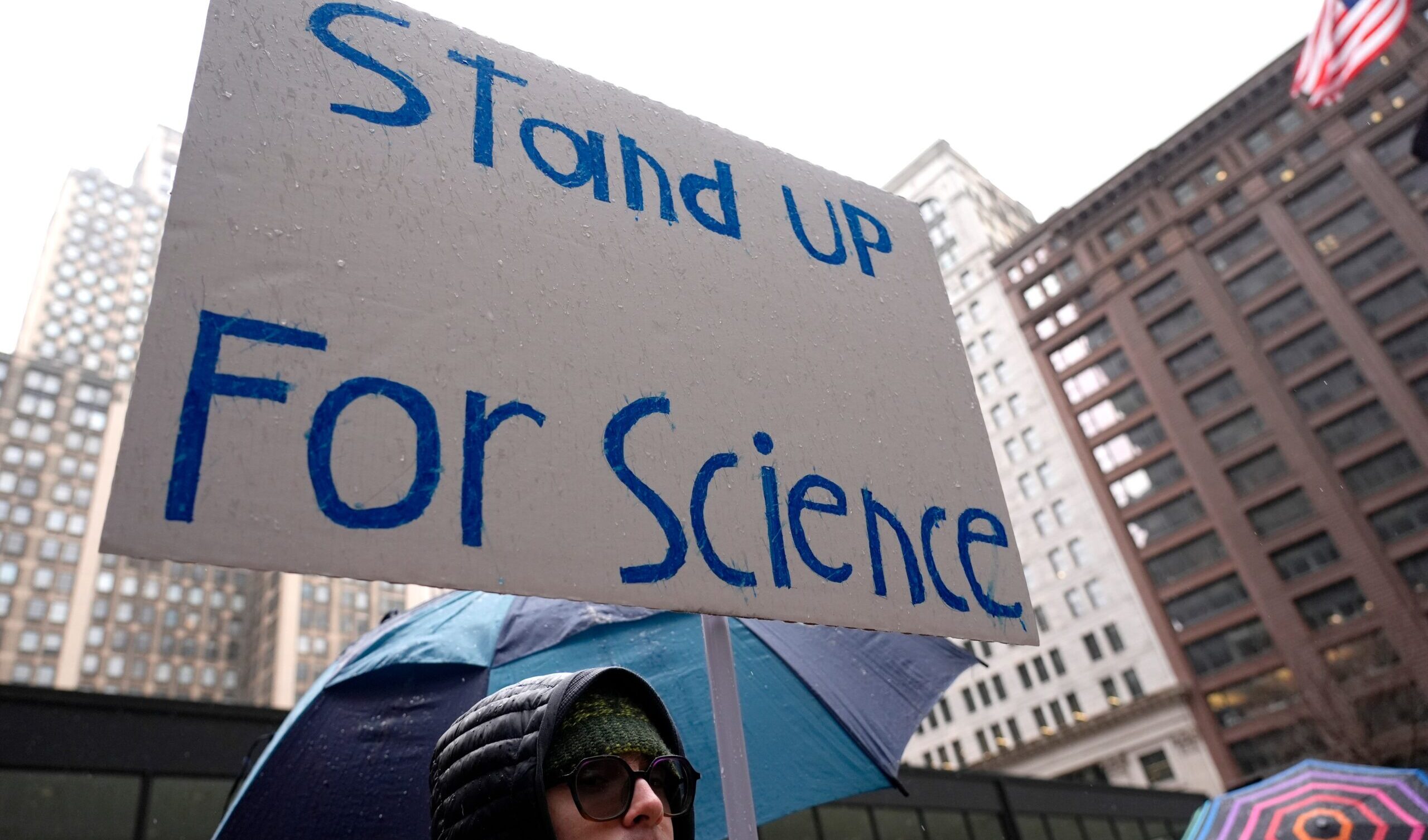 Scienziati, medici e pazienti in piazza contro i tagli alla ricerca e le politiche anti-scientifiche di Trump